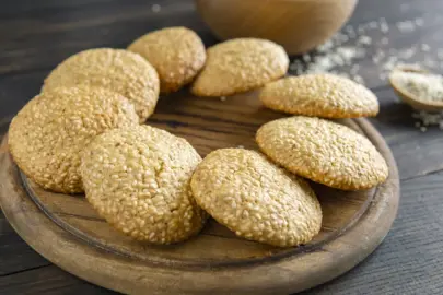 Geleneksel tatlarda modern dokunuş: Susamlı kurabiye yaparken yapılan o büyük hata...