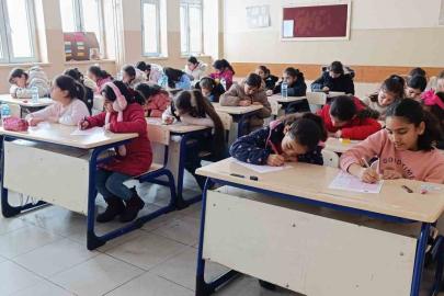 Ağrı’da gerçekleştirilen Siyer Yarışmasına yüzlerce kişi katıldı