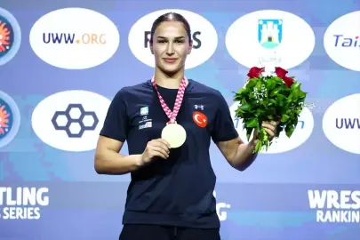 Akkök Holding şirketlerinden milli güreşçi Buse Tosun Çavuşoğlu'na tebrik