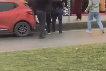 Aralarına aldıkları kişiyi tekme tokat dövdüler: O anlar kamerada