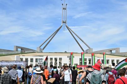 Avustralya'da yüzlerce kişi, Parlamento binası önünde Herzog'un ziyaretini protesto etti