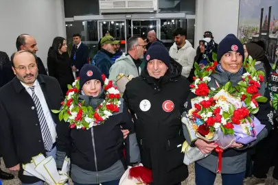 Avusturya'da madalya kazanan otizmli ikiz kayakçılar, Erzurum'da çiçeklerle karşılandı