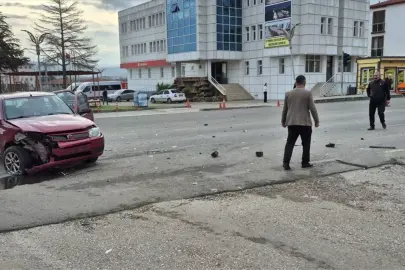 Bahşılı'da iki otomobilin çarpıştığı kazada araçlarda hasar oluştu