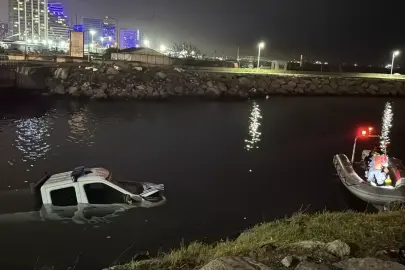 Bakırköy'de kaza yapan zabıta aracı denize düştü