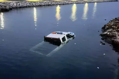 Bakırköy'de zabıta aracı denize düştü / Fotoğraf eklendi