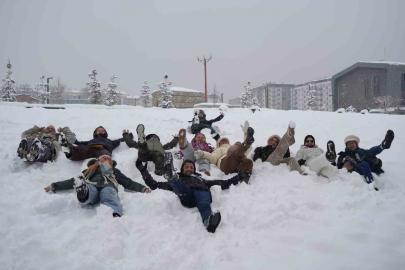 Belçikalı turistler Erzurum’da karda gönüllerince eğlendi