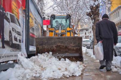 Bin 200 personel ve 400 araç sahada karla mücadele yapıyor