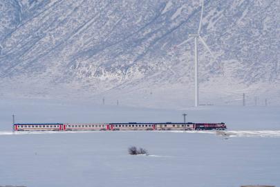 Bitlis'te karla bütünleşen tren yolculuğunda kartpostallık görüntüler