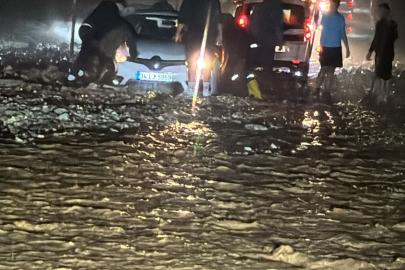 Bodrum’da sağanak yaşamı olumsuz etkiledi; yollar trafiğe kapandı (2)