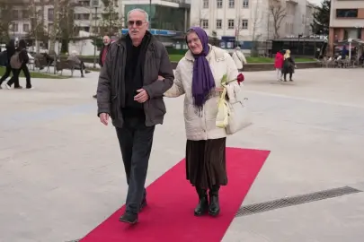 Düzce’de çiftlere özel kırmızı halı sürprizi