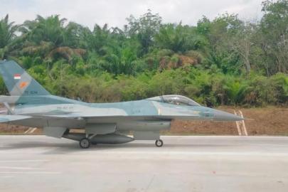 Endonezya otoyolları savaş uçakları için piste dönüştürüyor