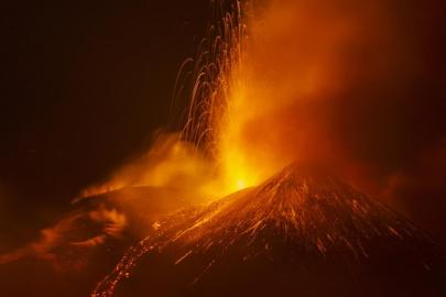 Endonezya'daki Semeru Yanardağı'nda 5 kez patlama meydana geldi