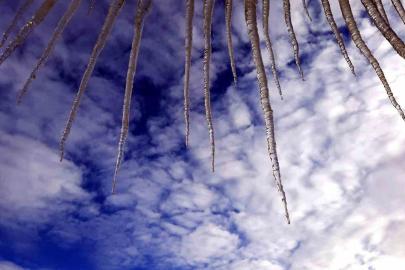 Erzurum’da çatılardan sarkan dev buz sarkıtları tehlike oluşturuyor