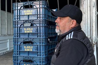 Fenerbahçeli taraftar domates kasalarının üzerine 'N'Golo Kante' yazdırdı