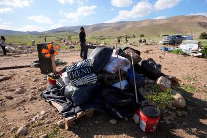 Filistin topraklarını gasbeden İsrailliler, Batı Şeria'da 15 Filistinli aileyi yerinden etti