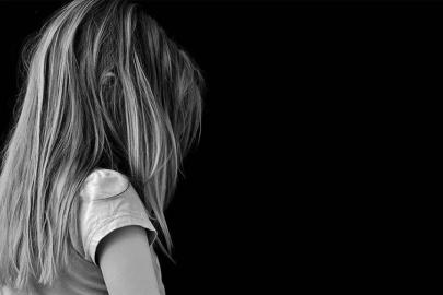 Fransa'da, farklı ülkelerde 89 çocuğa cinsel istismarda bulunmakla suçlanan eğitimci tutuklandı