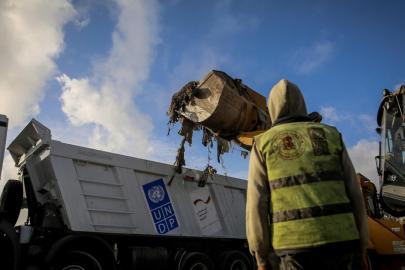 Gazze Belediyesi, İsrail saldırıları nedeniyle biriken atıkları kaldırmaya çalışıyor
