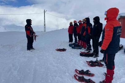 Hakkari’de itfaiye ve AFAD personeline ‘Çığda Farkındalık Eğitimi’ verildi