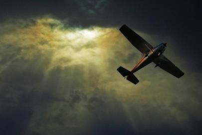 İnişe geçen uçaktaki pilotları silahla vurdular