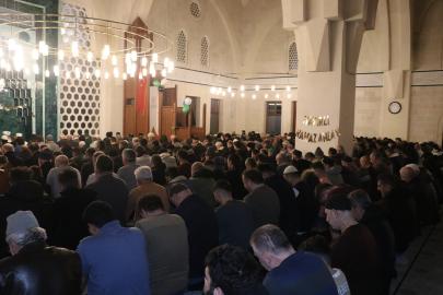 İstanbul'da ilk teravih heyecanı: Camiler dolup taştı