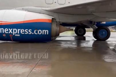 Kalkışa hazırlanan uçağın iniş takımları kırıldı