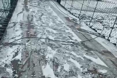 Kars’ta asma köprüde korku dolu anlar: Otomobil buzda kayarak asılı kaldı