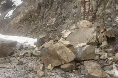 Kemah’taki deprem sonrası Hakbilir köyü yoluna kayalar düştü