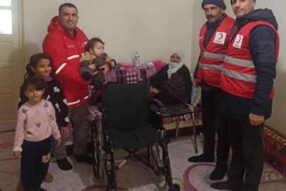 Kızılay’dan gazi eşine tekerlekli sandalye desteği