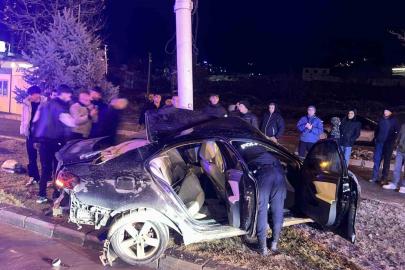 Kontrolden çıkan araç, trambüs direğine çarptı: 1 ağır yaralı