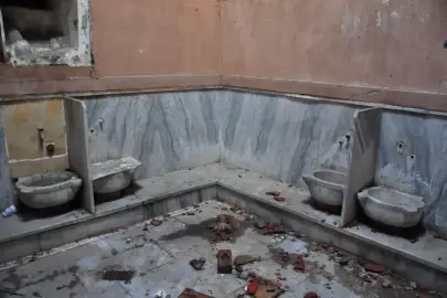 Manisa'da 6 asırlık hamamın tavanında çökme, duvarlarında yıkılma