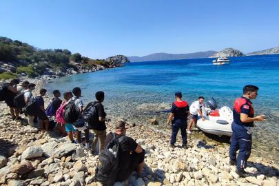 Muğla açıklarında 60 düzensiz göçmen ve göçmen kaçakçısı yakalandı