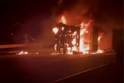 Osmaniye'de devrilen TIR, alev alev yandı
