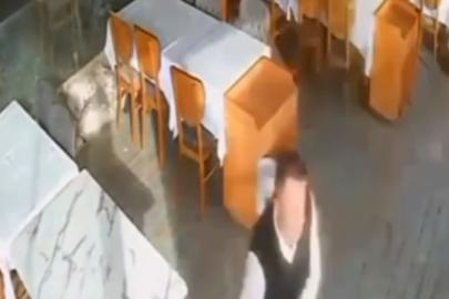 Restorana vuran dev dalganın çalışanı sürüklendiği anlar kamerada