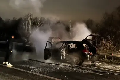 Sakarya'da yangın çıkan otomobil kullanılamaz hale geldi
