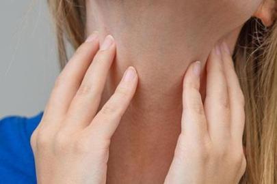 “Ses kısıklığı ve ağız içi yaralar griptendir” deyip, gecikmeyin! Kanserin ilk sinyali olabilir