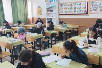 Siirt’te çocuklar ellerinden tutularak Siyer Yarışması'na getirildiler