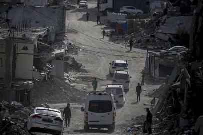 Soykırımcı İsrail, Gazze'ye dönüşü engellemek için para teklifi ve tehditlere başvuruyor