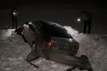 Yüksekova’da otomobil 30 metre savrularak kar yığınına saplandı: 3 yaralı