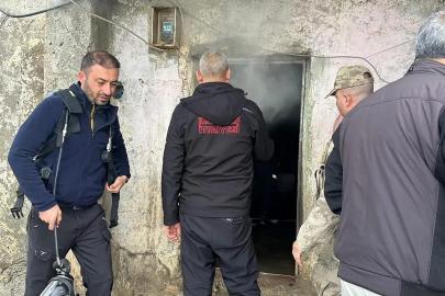 Alevlerin sardığı evde mahsur kalan 2 çocuk kurtarıldı