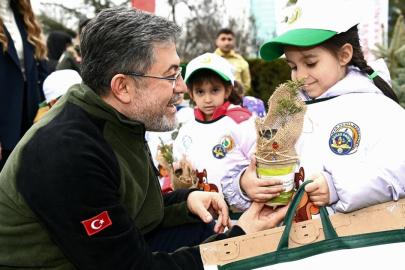 Bakan Yumaklı çocuklarla fidan dikti