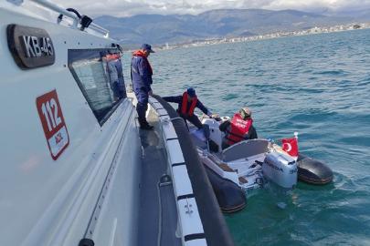 Balıkesir açıklarında sürüklenen lastik bottaki kişi kurtarıldı