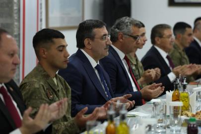 Cumhurbaşkanı Yardımcısı Yılmaz, KKTC'de Mehmetçikle iftar yaptı