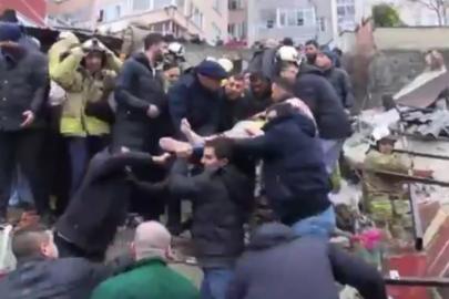 Fatih’te 2 bina çöktü: Enkaz altından kurtarılan bir kişi hayatını kaybetti