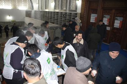 HÜDA PAR Ağrı Gençlik Kolları’ndan teravih çıkışı salep dağıtıldı