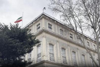 İran'ın İstanbul Başkonsolosluğunda bayraklar yarıya indirildi