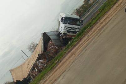 Mardin’de karton yüklü tır devrildi