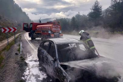Seyir halindeki otomobil yandı