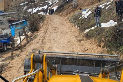Siirt’te kar ve heyelan nedeniyle yollar kapandı, mahsur kalanlar kurtarıldı