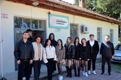 Üniversite öğrencileri ilkokulun kapılarını boyadı, kırık camlarını değiştirdi, kütüphane oluşturdu