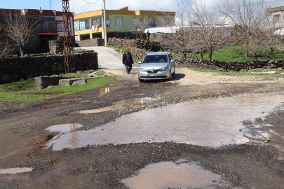 Diyarbakır’da yol çilesi: Öğrenciler okula 2 kilometrelik yolu yürüyerek gidiyor